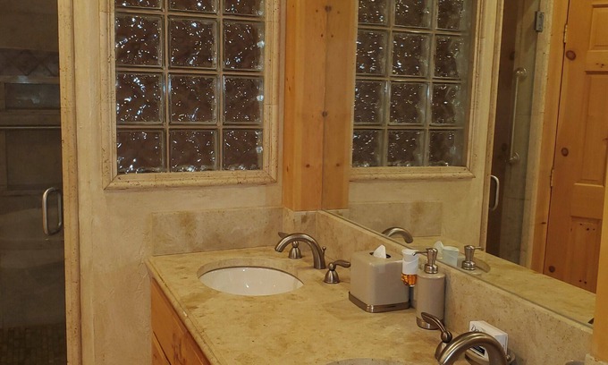 Lower Kingsbury Casa | Beautiful Home lower kingsbury only minutes to ski areas and casinos.