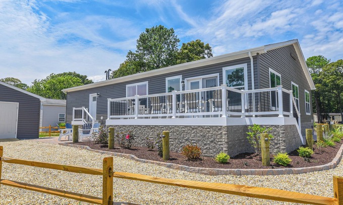 Long Neck Casa | Beautiful home - marina, beach, pools, family, pets!