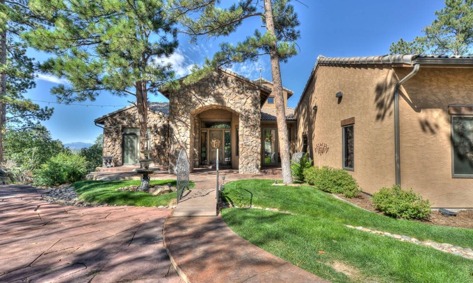 Castle Rock Casa | Hermosa propiedad enclavada en los pinos, pero cerca de todos los servicios.