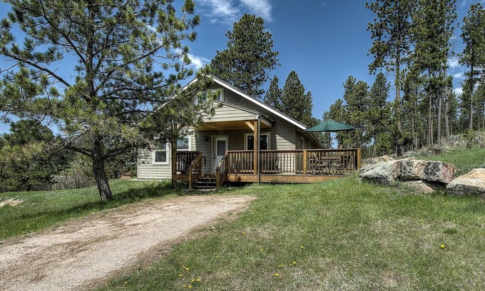 Custer Casa | Beautiful Home on 1 acre just outside of Custer backs up to forest service