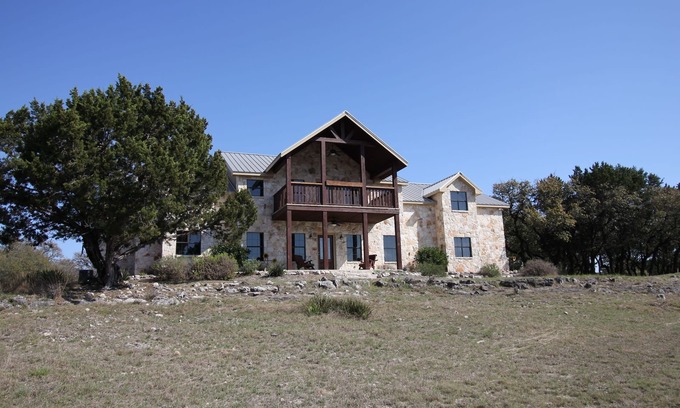 Rio Frio Casa | Casa grande, espacios abiertos y una piscina privada perfecta para familias numerosas
