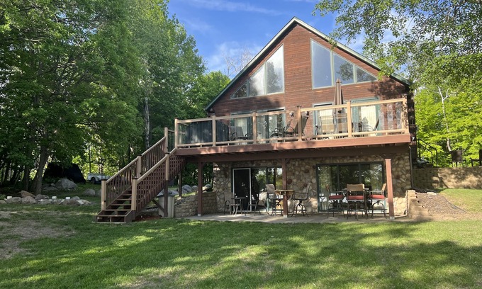 Detroit Lakes Cabina | Año de la casa del lago alrededor en el terreno aislado