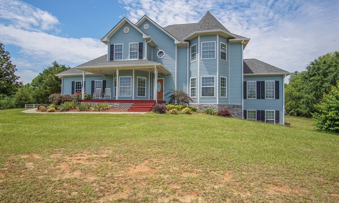 White Plains Casa | Beautiful home overlooking a pond!