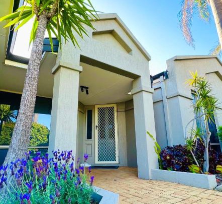 Atwell Casa | Beautiful home Queen bed near train station
