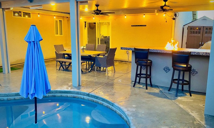 Fresno Casa | Beautiful home W/Pool, Spa, Fire pit & Outdoor grill.