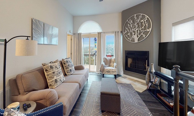 Holiday Island Casa | Beautiful home with extraordinary lake views from large deck & modern amenities
