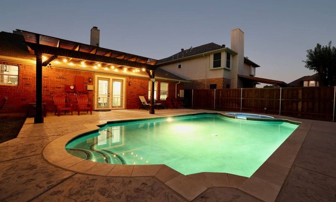 Flower Mound Apartamento | Beautiful home with heated spa and heated pool