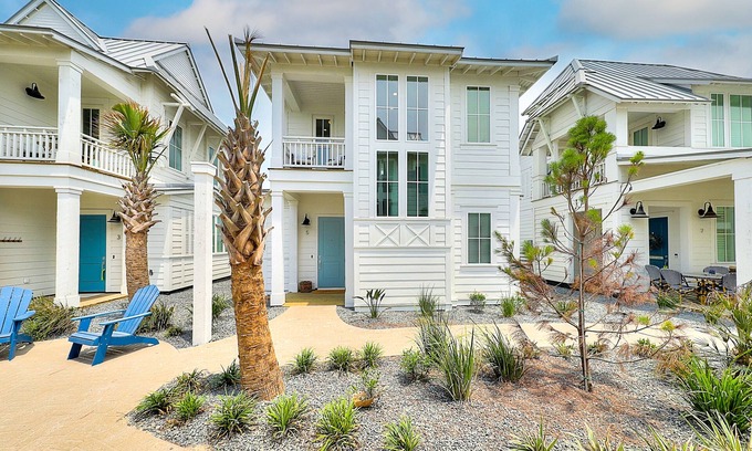 Port Aransas Cabina | Beautiful home with pools, golf, fitness area, washer/dryer, & WiFi