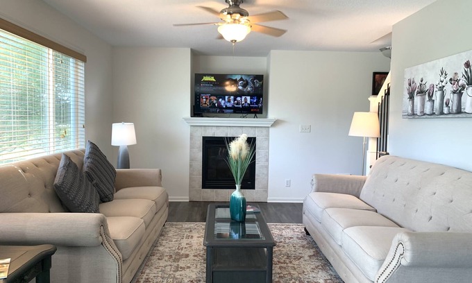 Urbandale Casa | Beautiful home with 4 bedrooms