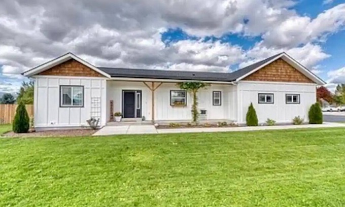 Corvallis Casa | Beautiful home with a hot tub that welcomes pets.