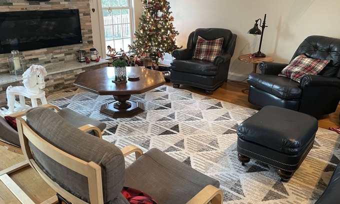 Greensboro Casa | Beautiful home with large swimming pool, 5 minutes to GSO airport