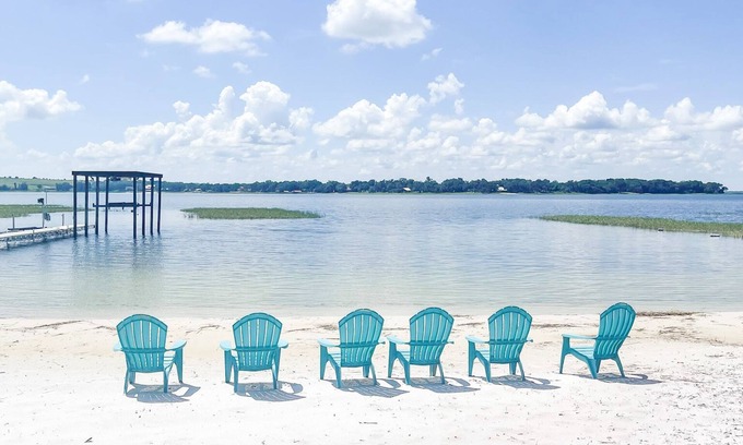 Babson Park Casa | Beautiful home with white sand beach on stunning Crooked Lake