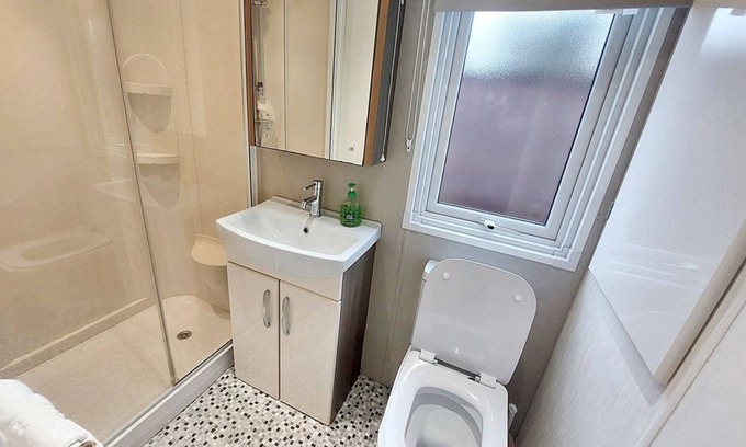 Morpeth Cabina | Beautiful hot tub lodge in Northumberland. Sleeps up to 6 people.