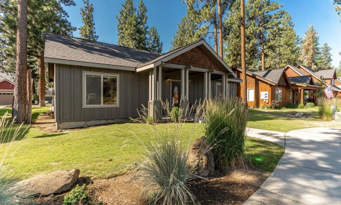 Sisters Casa | Beautiful | Hot Tub | Pet Friendly | Fenced