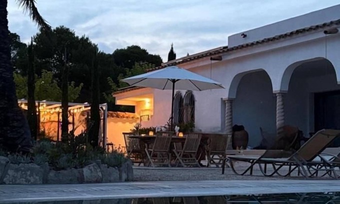 Les Tres Cales Chalet De Esquí | Preciosa casa con magnífica piscina espejo en Las Tres Calas