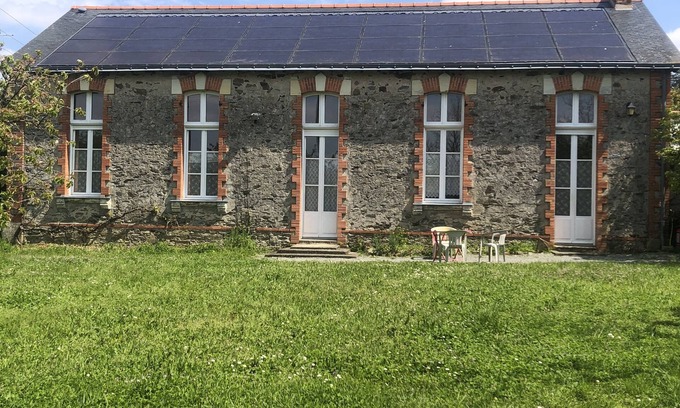 Chanzeaux Casa | Beautiful house in a former school