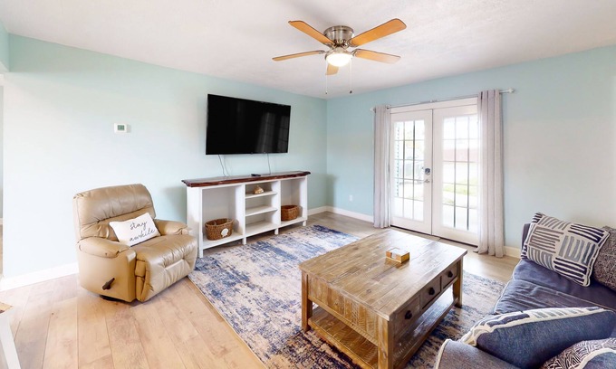 Silver Sands Casa | Beautiful house with gas grill, patio, washer/dryer, adult bikes, & full kitchen