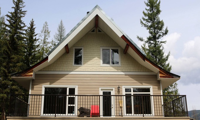 Lumby Casa | Beautiful house with private lake and ultimate privacy - Hideaway Chalet