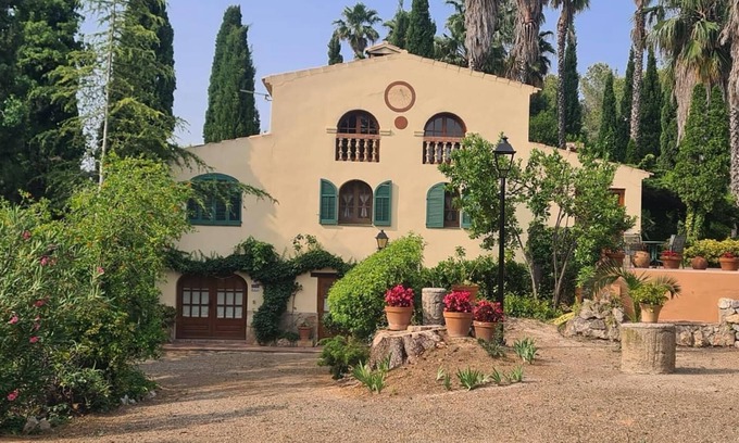 Valls Cabaña | Magnifica casa 5000m2 jardín privado con piscina y porche con barbacoa. Wi-Fi
