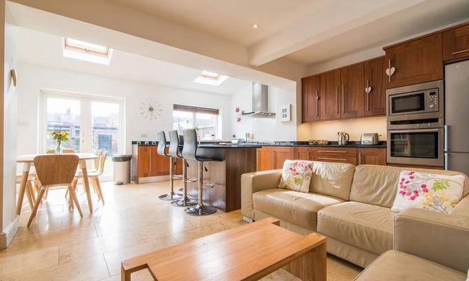 Liverpool Apartamento | Beautiful house and garden. 10 mins from city.