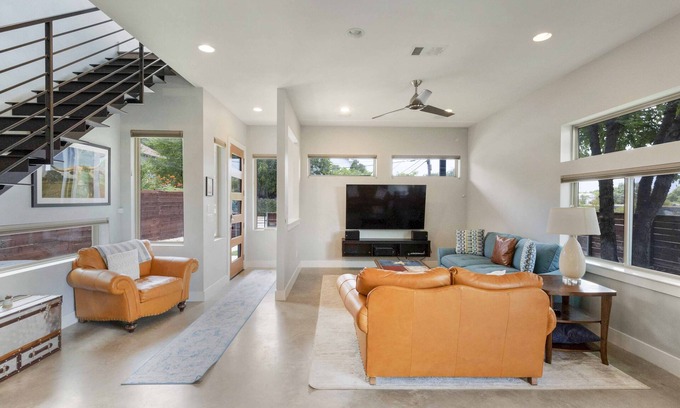 Chestnut Casa | Beautiful house and neighborhood within a great proximity to all of Austin.