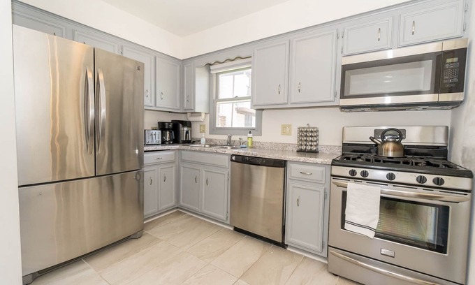 Carol Stream Casa | Beautiful House in Carol Stream near Downtown Chicago