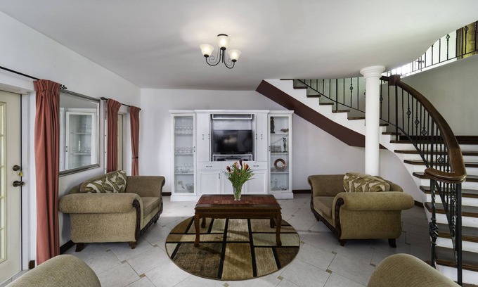 Fitts Village Casa | Beautiful house moments from the beach