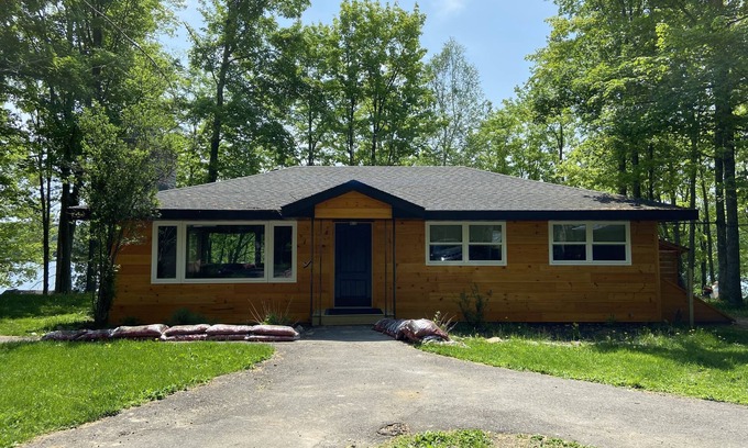 Iron River Cabina | Beautiful house on Camp Lake!