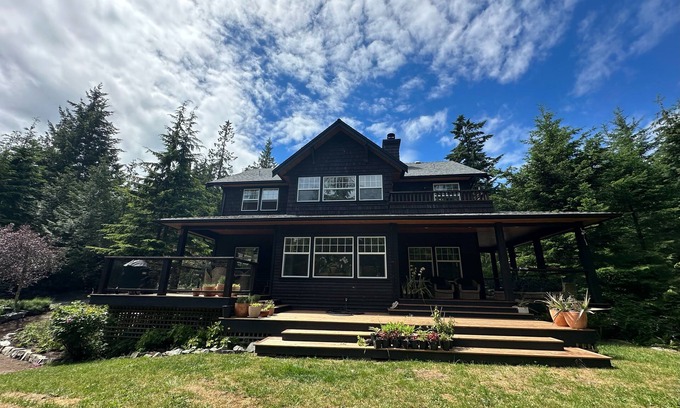 Bowen Island Casa | Beautiful House on Bowen Island. Pets Welcome!