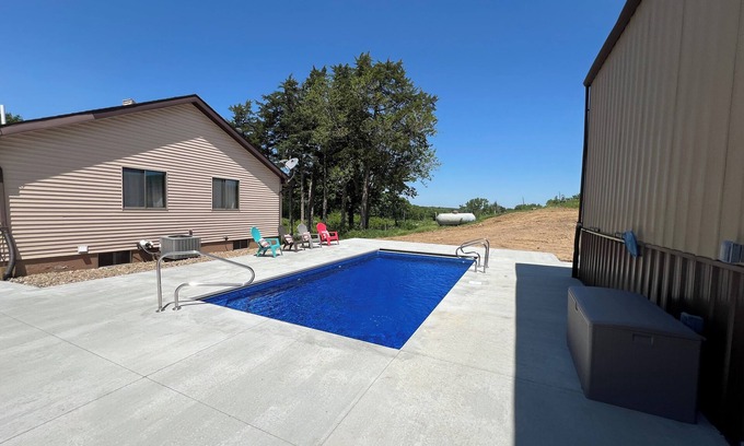 Plano Casa | Beautiful house on Lake Rathbun with in-ground pool & 50-amp camper hookup