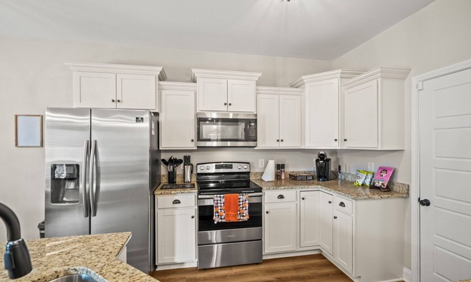 Springfield Casa | Beautiful house that sleeps 10! 35 minutes to Nashville or BNA airport.