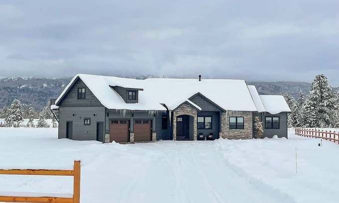 McCall Casa | Beautiful house w/ 2 gas fireplaces, private hot tub, grill & mountain views