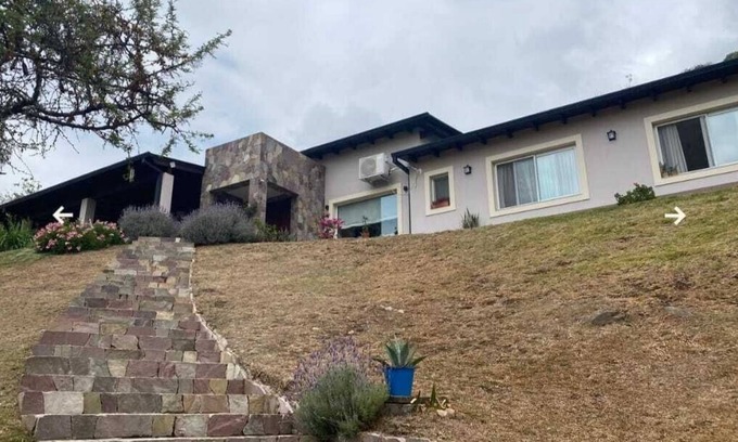 Villa San Lorenzo Casa | Hermosa casa con pileta. Vista única a los cerros. Casa Chuñas.