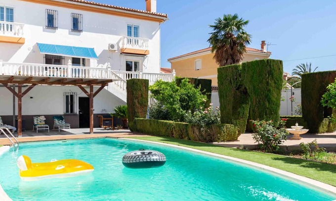 Durcal Villa | Preciosa casa con 5 dormitorios, piscina, jardines y wifi