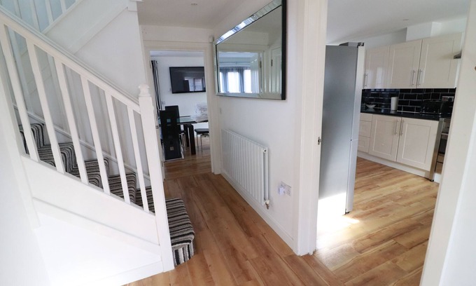 Milton Keynes Casa | Beautiful house with nearby shopping, great for walking and beautiful lakes.