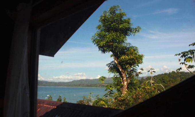 Bahía Drake Cama Y Desayuno | Hermosa casa con vista panorámica a la bahía y jardines