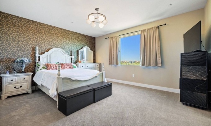 Elk Grove Casa | Beautiful House with a park behind it and a five-minute walk to the casino.