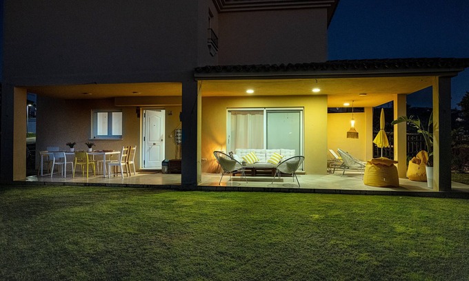 Atlanterra Casa | Preciosa casa con maravilloso porche y jardín privado.