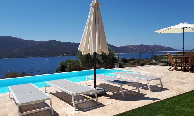 Tiuccia Villa | Excepcional villa, con piscina infinita y sublime vista al mar.