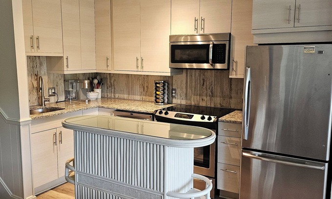 Country Club Estates Apartamento | BEAUTIFUL IN TOWN! - 2 Bedroom 1 Bath on Rehoboth Ave. Walk to Beach and Shops!
