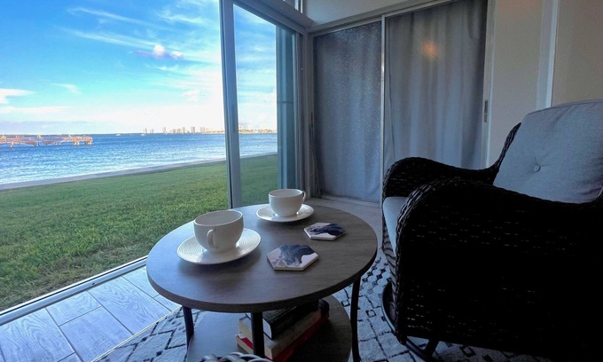 Riviera Beach Condominio | Beautiful Intracoastal Condo with Pool - walk to the beach! 90 day min