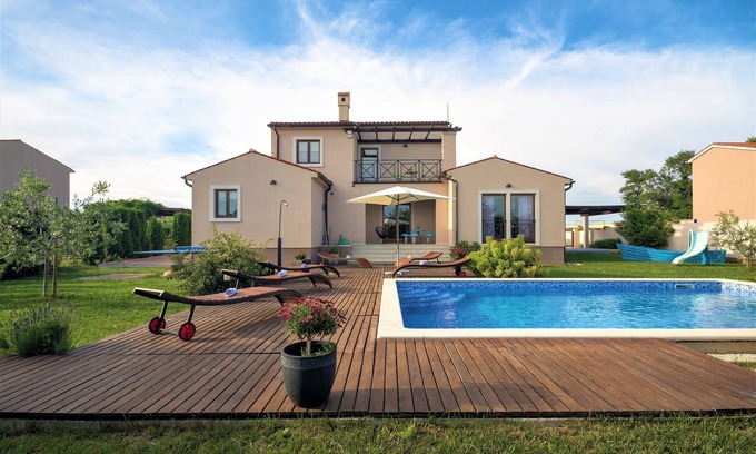 Valtura Villa | Hermosa villa de piedra de Istria con piscina y jardín rodeado de naturaleza.