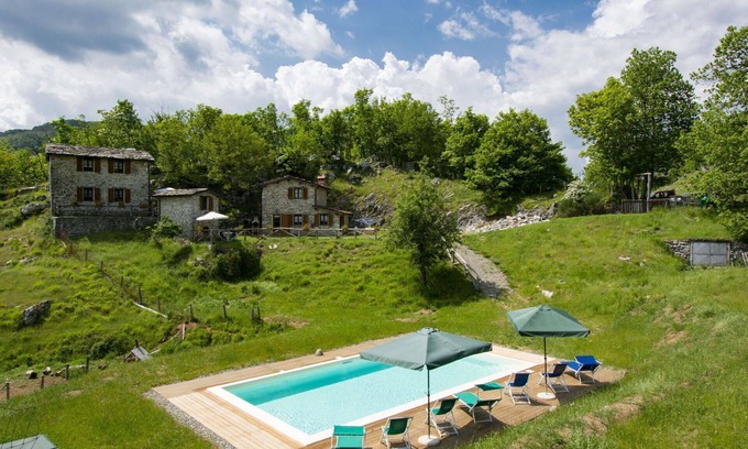 Fabbriche di Vallico Villa | Precioso apartamento en villa con piscina, WIFI, TV, patio, mascotas permitida y aparcamiento