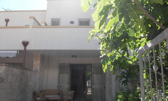 Santa Maria al Bagno Villa | Hermosa villa de tres plantas con vistas al mar.