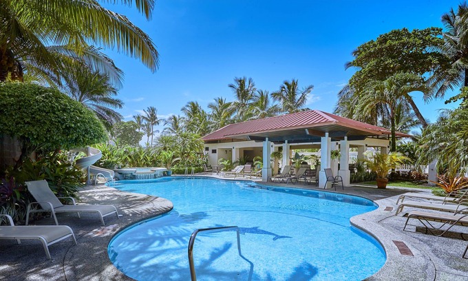 Barrio Los Villalobos Casa | Hermosa casa de playa en Jaco con ubicación perfecta