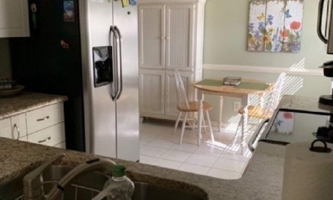 Iona Condominio | Beautiful Kelly Greens 1st Floor Corner Unit Condo