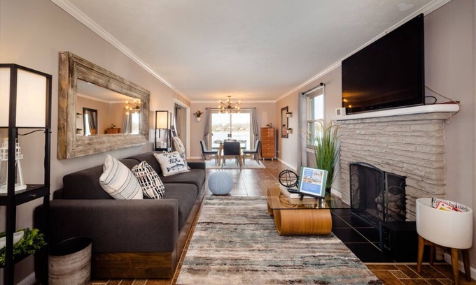 Commerce Township Casa | Beautiful lakefront with hot-tub 2bedroom +WiFi on all sports Cooley lake
