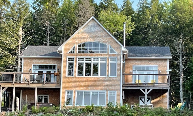Sheffield Casa | Beautiful Lakefront Home on Indian Lake