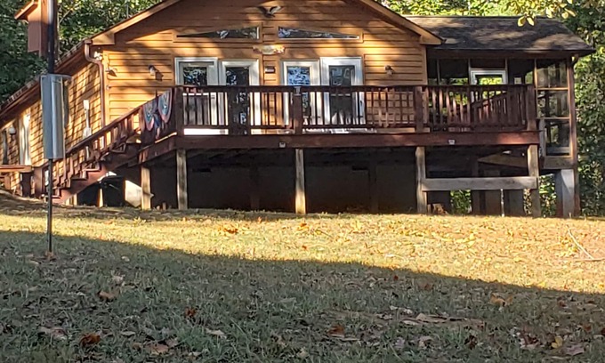 Clarksville Cabaña | Oh Be Joyful Beautiful Lake Cottage con vista al agua y muelle