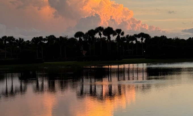 Bonita Springs Condominio | Beautiful lake-front, 2 bedroom condo plus den in charming Bonita Springs